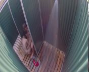 Секс молодых в пляжной кабинке снятый на скрытую камеру